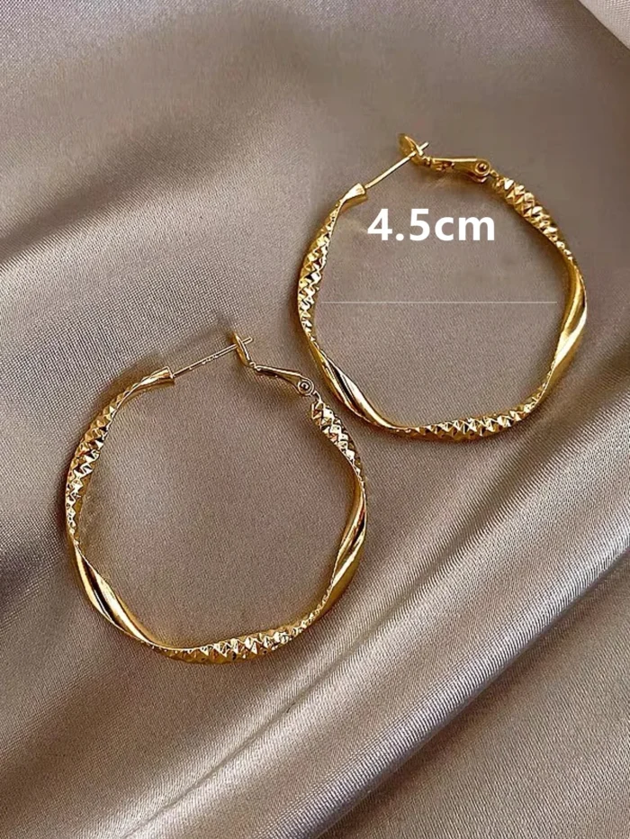 Kolczyki ze stali szlachetnej koła skręcane Twist Hoop duże złote - obrazek 3