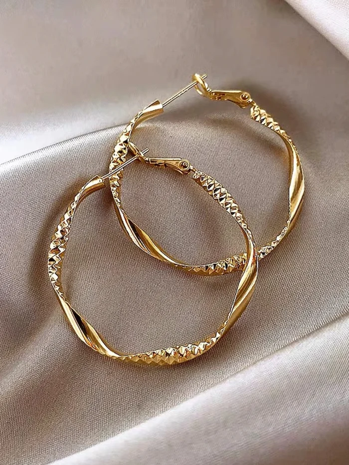 Kolczyki ze stali szlachetnej koła skręcane Twist Hoop duże złote - obrazek 2